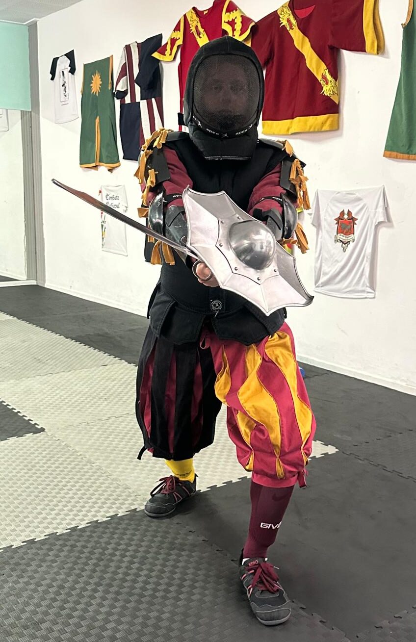 Espada y broquel de esgrima histórica